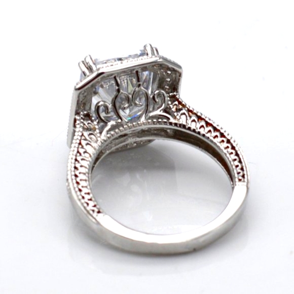 The Danbury Mint Radiance by Michael O'Connor 10 Carat Simulated Diamond Ring - Picture 5 of 5